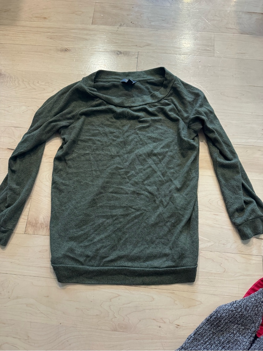 Relaxed Scoop Neck Long Sleeve Top in Olive Green